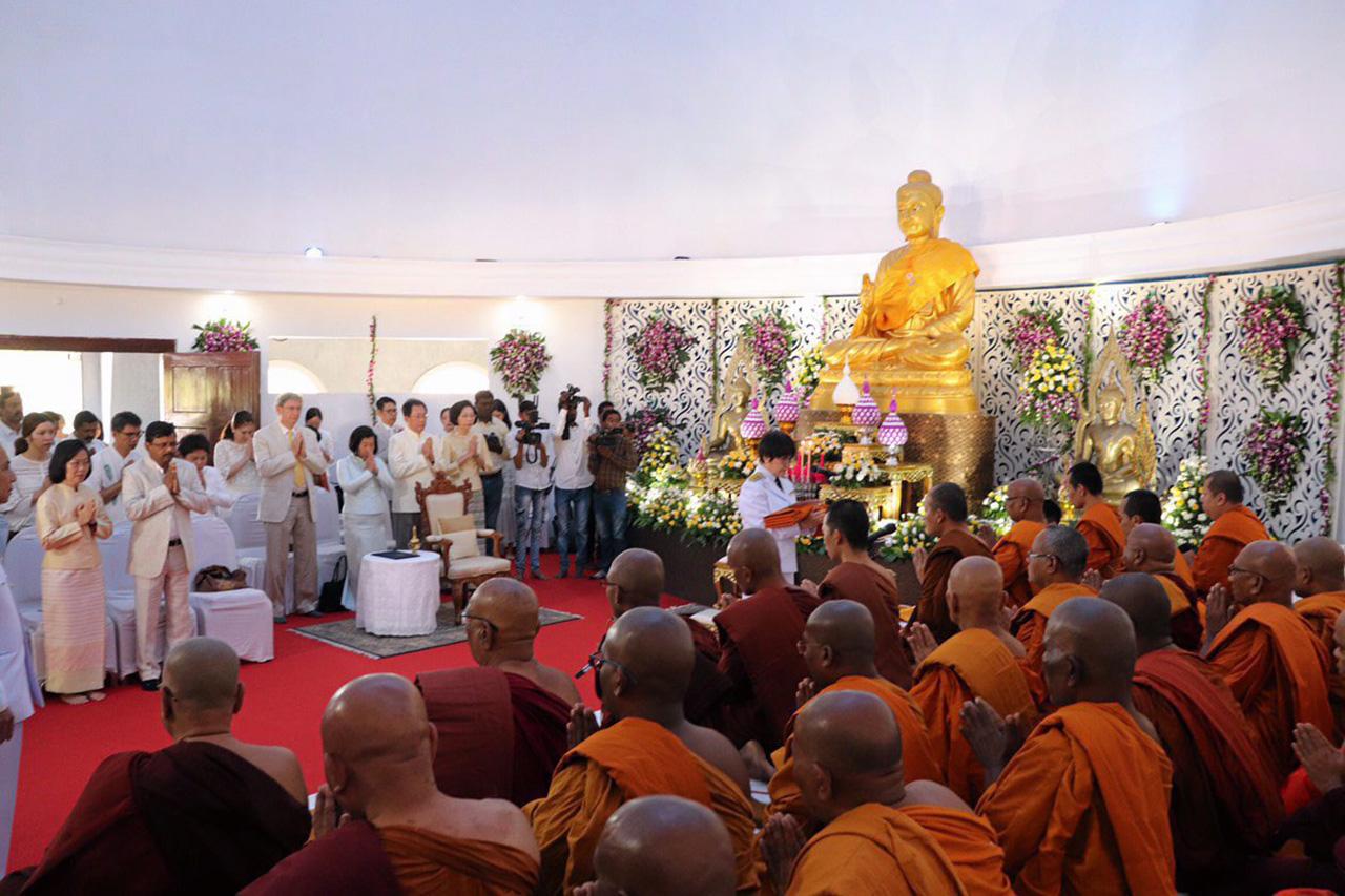 นางบุษยา มาทแล็ง ปลัดกระทรวงการต่างประเทศ พร้อมคณะ ร่วมถวายผ้าพระกฐินพระราชทาน สมเด็จพระเจ้าอยู่หัว รัชกาลที่ 10 แด่พระภิกษุสงฆ์ ที่วัดโลกุตรมหาวิหาร เมืองเอารังคบาด สาธารณรัฐอินเดีย.