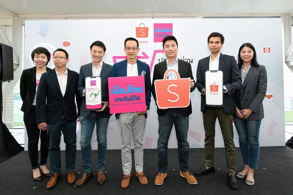โหลดเลย สาระ ล่ำซำ และ เทอเรนซ์ แพง เปิดตัว “Muang Thai Life Official” ในแอปพลิเคชัน Shopee เพื่อนำเสนอผลิตภัณฑ์และบริการของเมืองไทยประกันชีวิตบนตลาดอีคอมเมิร์ซ โดยมี ดร.สุธี โมกขะเวส และ การัน อำบานี มาร่วมงานด้วย ที่เมืองไทยประกันชีวิต สนง.ใหญ่ วันก่อน.