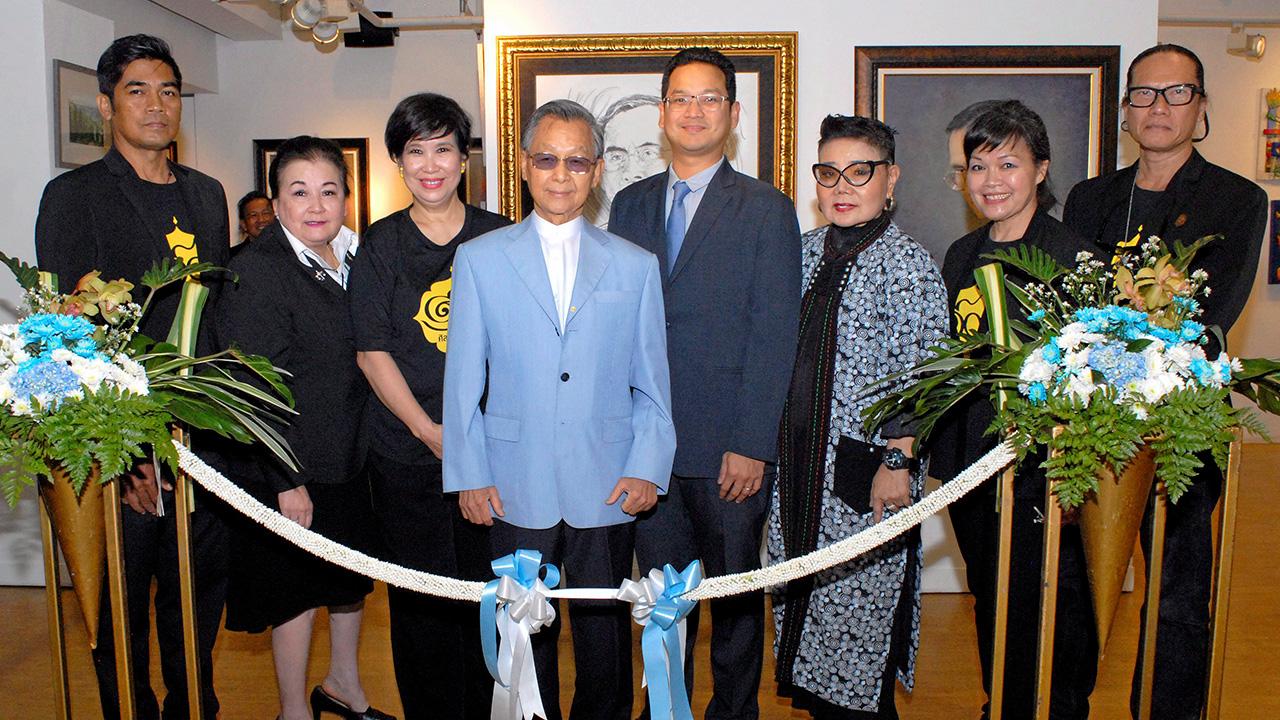 หาทุน ชวน หลีกภัย อดีตนายกรัฐมนตรี เปิดนิทรรศการภาพวาด “ศิลปิน 2 รัชสมัย” ครั้งที่ 2 เพื่อนำรายได้ส่วนหนึ่งช่วยเหลือเด็ก นร.ด้อยโอกาส จ.หนองคาย จัดถึง 28 พ.ย. โดยมี ดร.ม.ล.พินิตพันธุ์ บริพัตร และ ดร.จินดารัตน์ ชุมสาย ณ อยุธยา มาร่วมงานด้วย ที่วังสวนผักกาด วันก่อน.