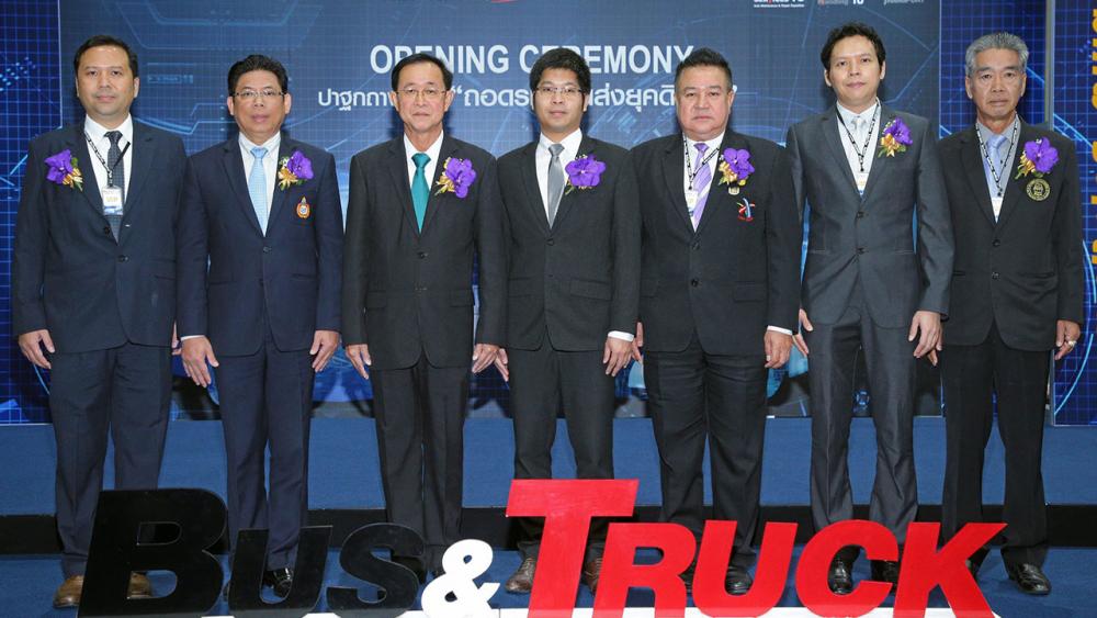 บัสแอนด์ทรัค อาคม เติมพิทยาไพสิฐ รมว.คมนาคม เปิด BUS & TRUCK’18 งานแสดงรถเพื่อการพาณิชย์และกิจการพิเศษจากค่ายผู้ผลิต-จำหน่าย โดยมี ศุภแมน มรรคา, ดร.ทองอยู่ คงขันธ์, ตรีพล บุณยะมาน และ จิรศักดิ์ เยาว์วัชสกุล มาร่วมงานด้วย ที่ศูนย์ไบเทค บางนา วันก่อน.