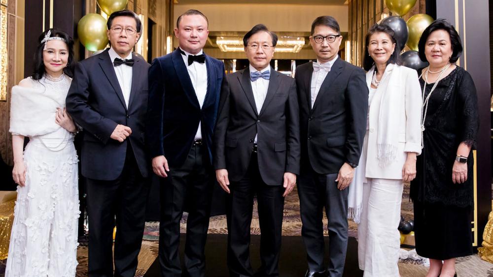 เวลคัมรุ่นน้อง ดร.เทอดศักดิ์ บุญทศ และ ชัชวาล เจียรวนนท์ จัดงานเลี้ยงต้อนรับรุ่นน้อง วบส.2 หลักสูตรวิทยาการการจัดการสำหรับนักบริหารระดับสูง โดยมี ดร.มนตรี โสคติยานุรักษ์, ศิริกาญจน์ ศักดิเดช ภาณุพันธ์ และ เพ็ชรากรณ์ วัชรพล มาร่วมงานด้วย ที่ รร.เรเนซองส์ วันก่อน.