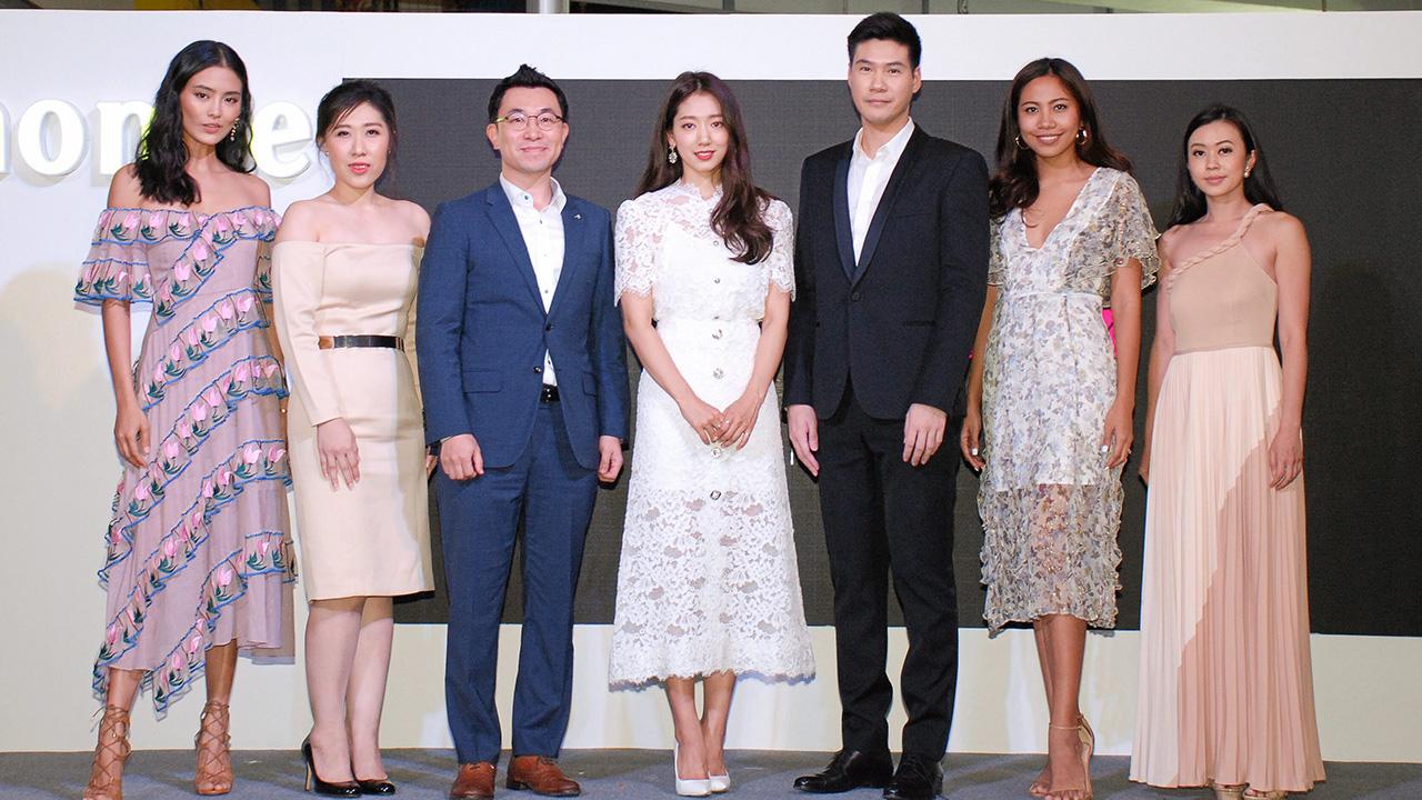 ใช้ดีจัง ลาวัณย์ แซ่เฮ้ง จัดงาน Mamonde Garden in the City พร้อมชวนแบรนด์แอมบาสเดอร์นักแสดงเกาหลี พัค ชิน ฮเย มาเผยเคล็ดลับการดูแลผิวของแบรนด์ มามอนด์ โดยมี วุง ชอย และ ม.ร.ว.แม้นนฤมาส ยุคล มาร่วมงานด้วย ที่ร้านอีฟแอนด์บอย สยามสแควร์วัน วันก่อน.