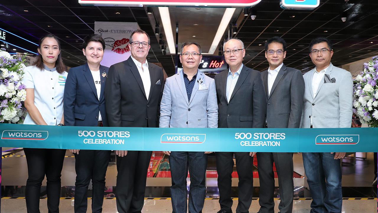 ห้าร้อยแห่ง พสิษฐ์ มั่นคงขันติวงศ์ และ นวลพรรณ ชัยนาม จัดงาน “วัตสันฉลองครบ 500 สาขา” พร้อมมอบเงินสมทบทุนจำนวน 500,000 บาท ให้แก่สมาคมส่งเสริมสถานภาพสตรี โดยมี สุทธิลักษณ์ จิราธิวัฒน์ และ วรรณพร สวาสดิ์ญาติ มาร่วมงานด้วย ที่ห้างเซ็นทรัลเวิลด์ วันก่อน.