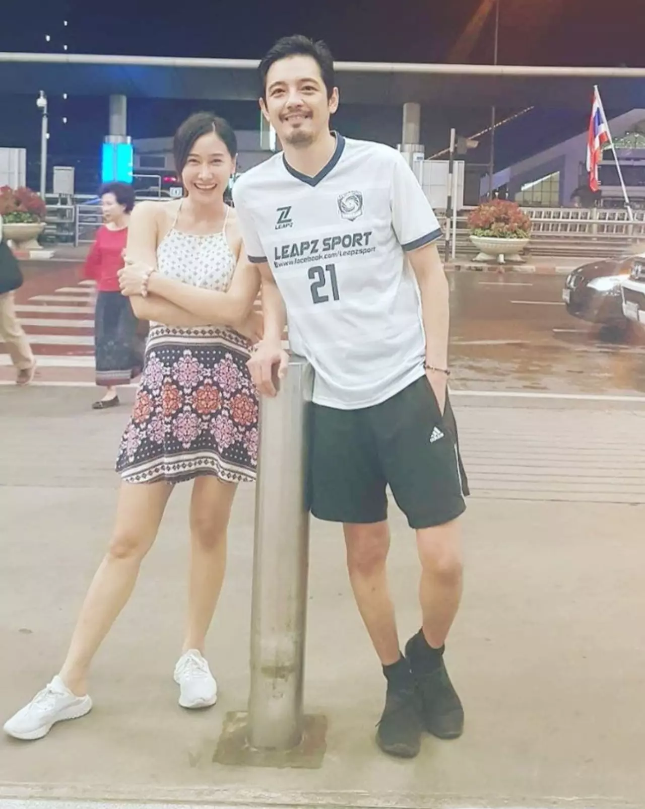 ศรราม พาเมียกลับบ้าน อวดภาพอบอุ่นนั่งตั่งกินข้าวข้างพ่อตา