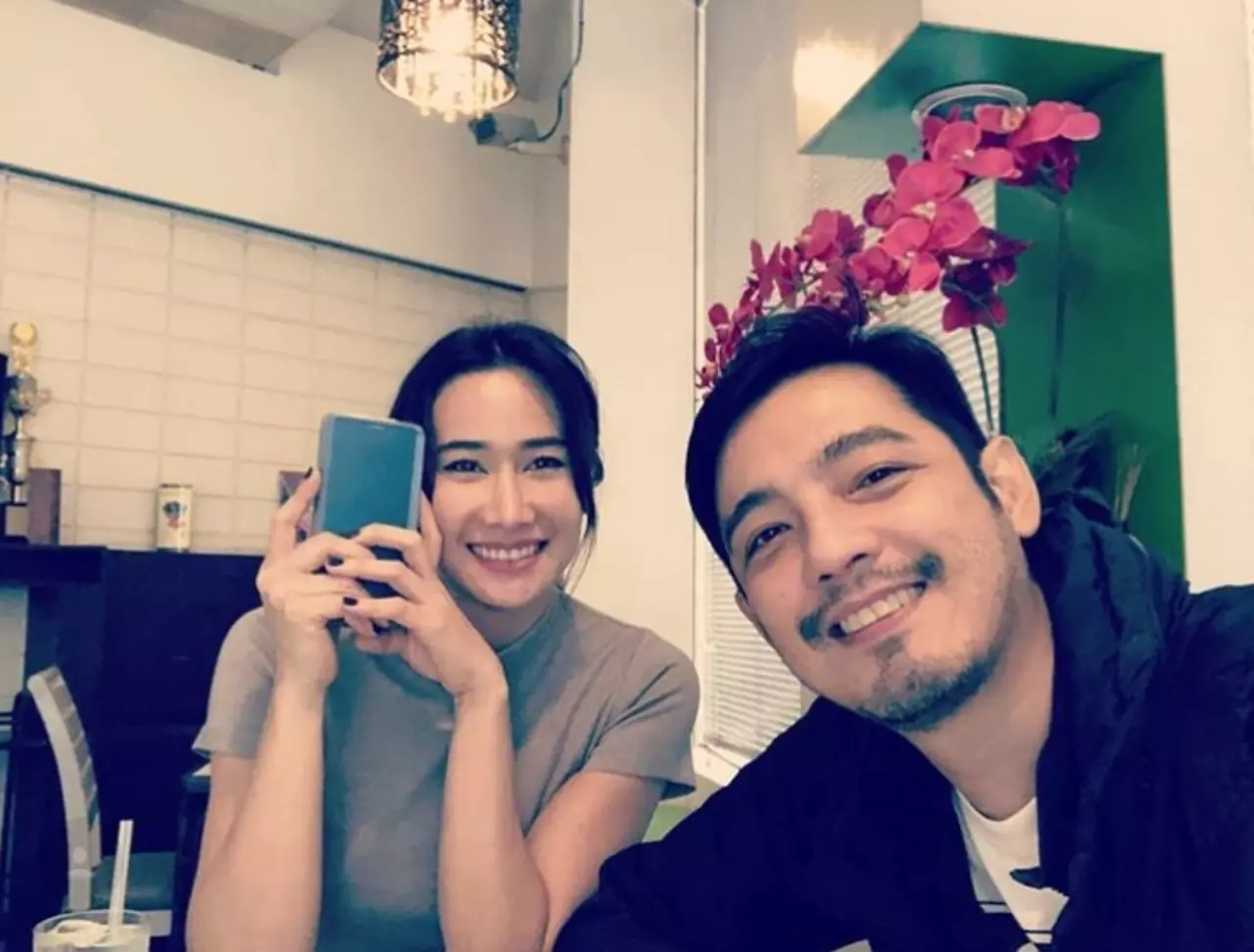 ศรราม พาเมียกลับบ้าน อวดภาพอบอุ่นนั่งตั่งกินข้าวข้างพ่อตา