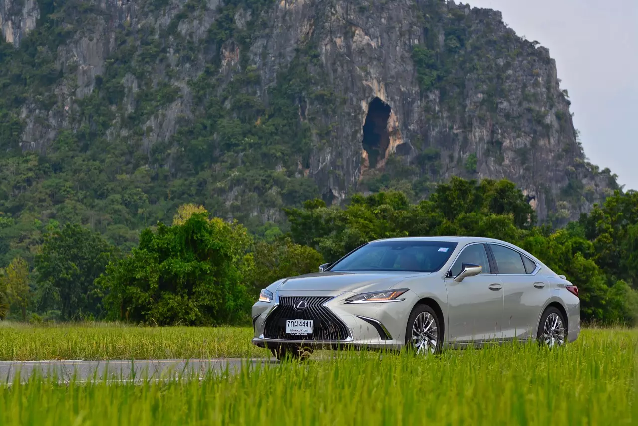 ดีกว่า NEW CAMRY ก็คันนี้ล่ะครับ รีวิว LEXUS ES300h GRAND LUXURY