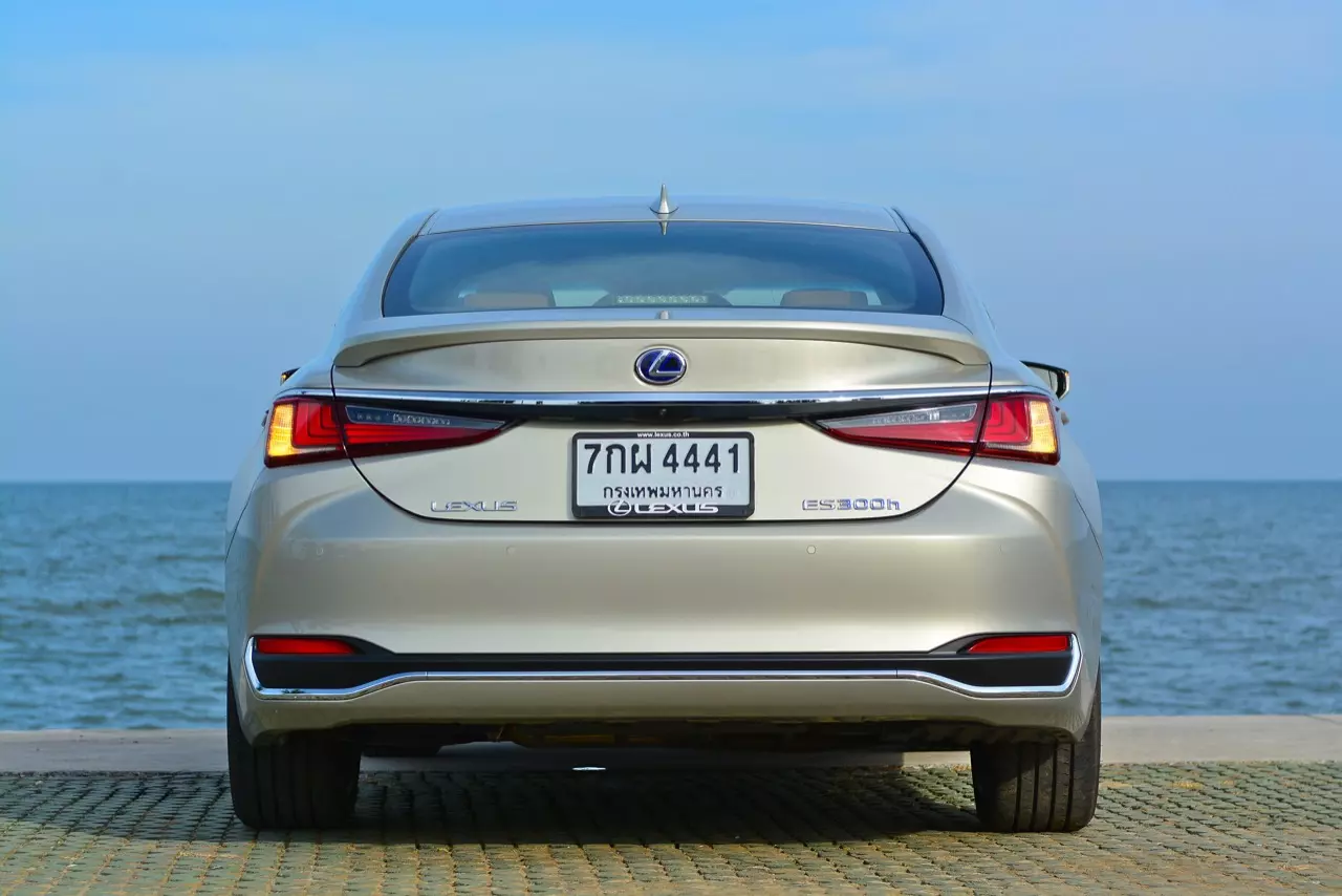 ดีกว่า NEW CAMRY ก็คันนี้ล่ะครับ รีวิว LEXUS ES300h GRAND LUXURY