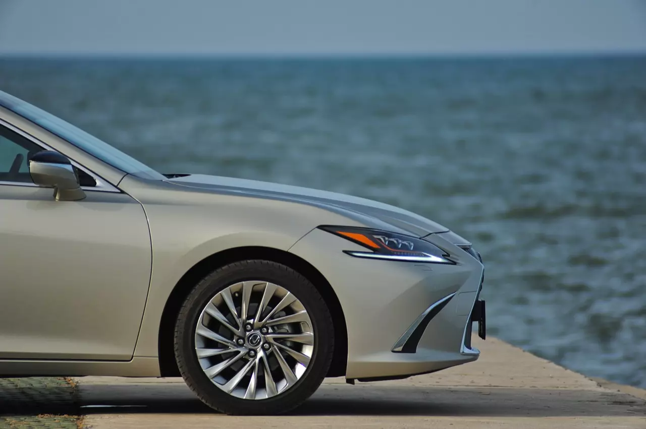 ดีกว่า NEW CAMRY ก็คันนี้ล่ะครับ รีวิว LEXUS ES300h GRAND LUXURY