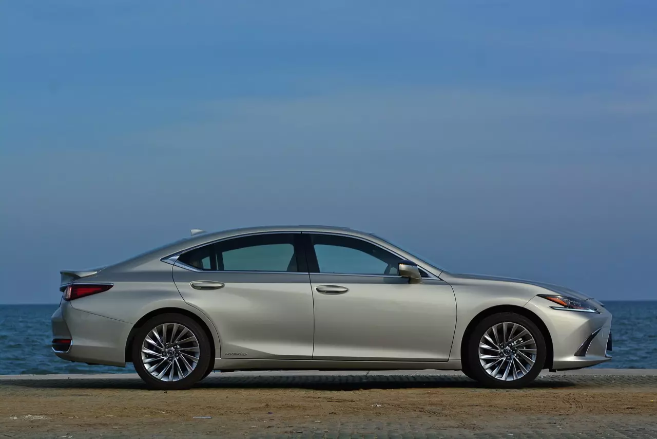 ดีกว่า NEW CAMRY ก็คันนี้ล่ะครับ รีวิว LEXUS ES300h GRAND LUXURY