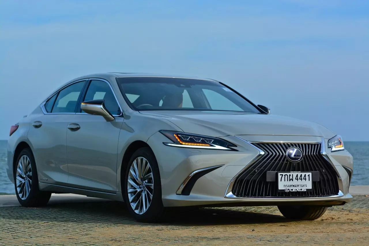 ดีกว่า NEW CAMRY ก็คันนี้ล่ะครับ รีวิว LEXUS ES300h GRAND LUXURY