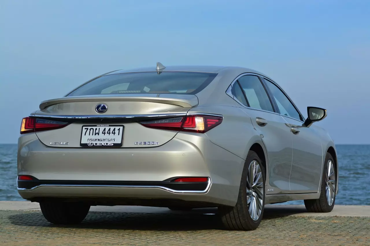 ดีกว่า NEW CAMRY ก็คันนี้ล่ะครับ รีวิว LEXUS ES300h GRAND LUXURY