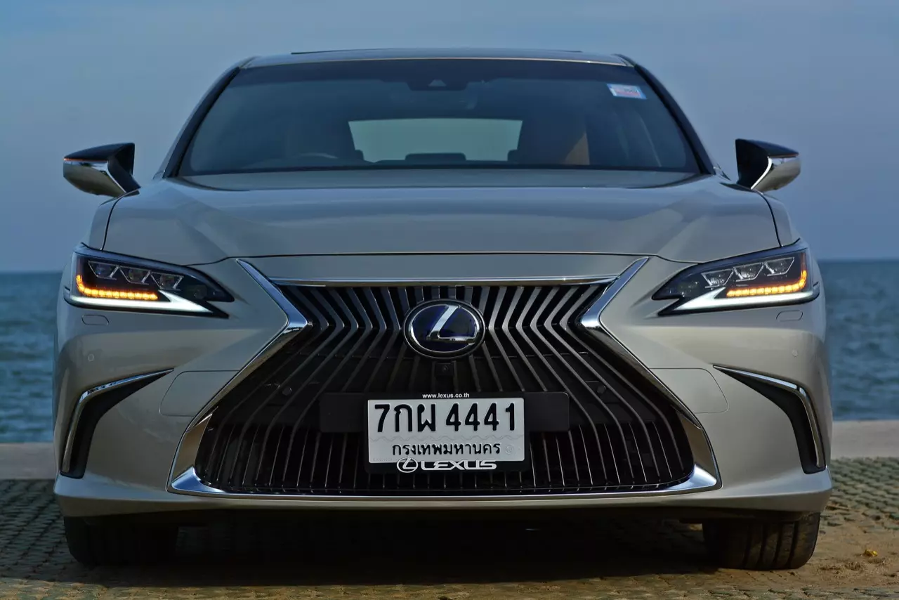 ดีกว่า NEW CAMRY ก็คันนี้ล่ะครับ รีวิว LEXUS ES300h GRAND LUXURY