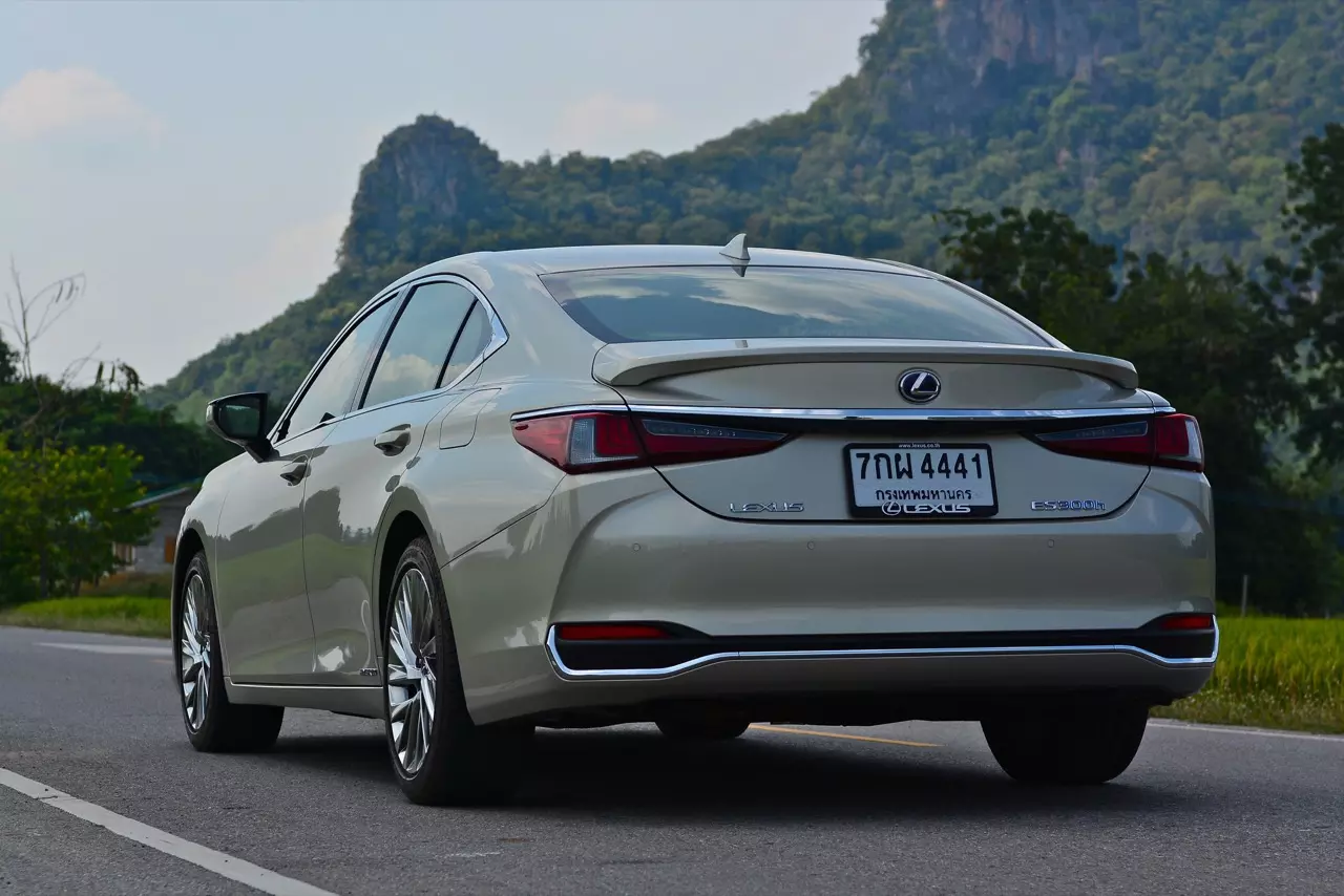 ดีกว่า NEW CAMRY ก็คันนี้ล่ะครับ รีวิว LEXUS ES300h GRAND LUXURY