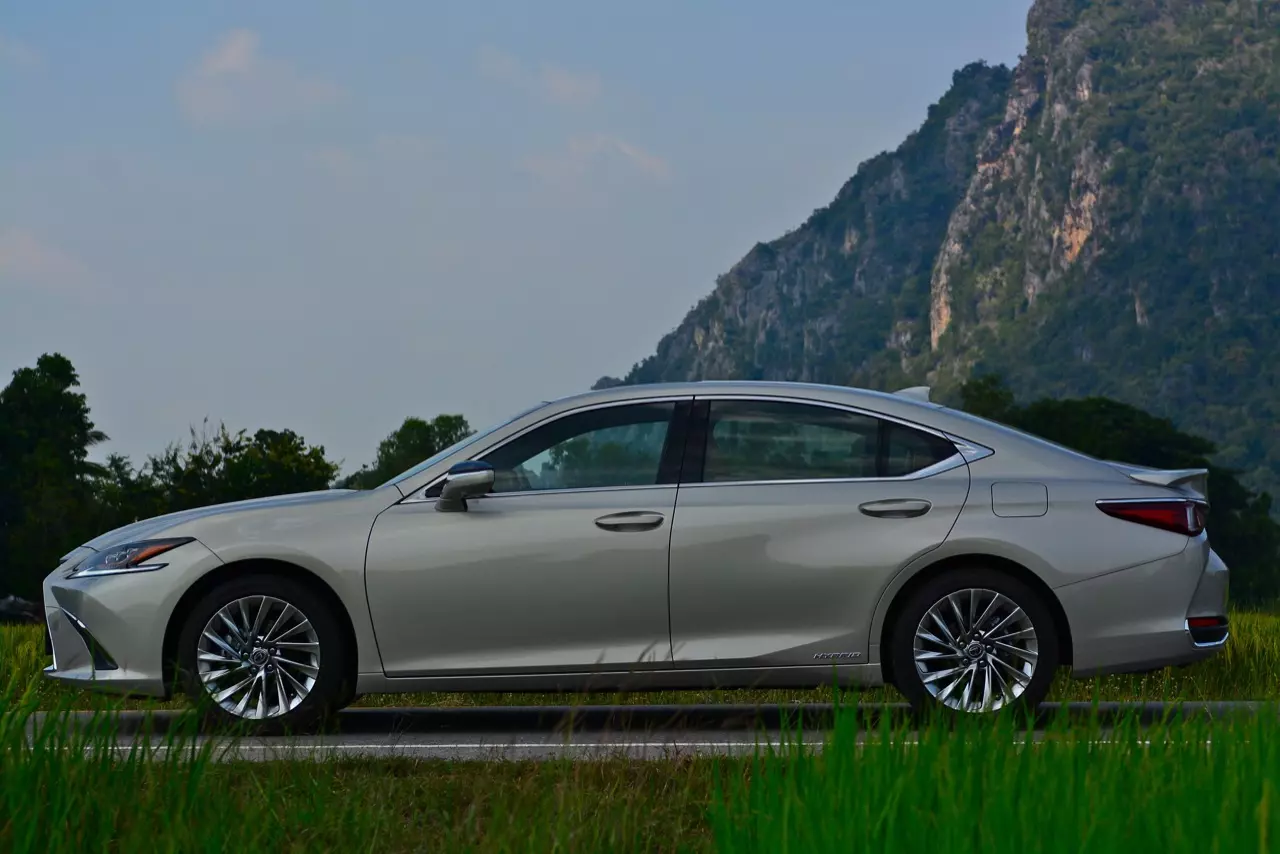 ดีกว่า NEW CAMRY ก็คันนี้ล่ะครับ รีวิว LEXUS ES300h GRAND LUXURY