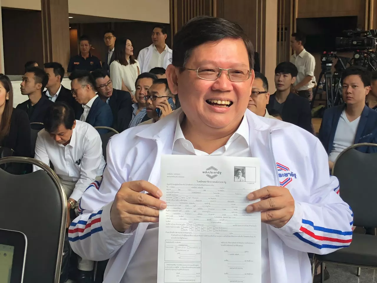 สุวิทย์ นำนักธุรกิจ นักวิชาการร่วมสมัครสมาชิกพรรคพลังประชารัฐคึกคัก