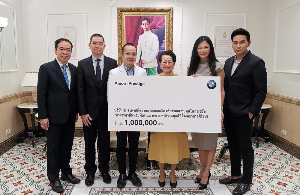 สมทบทุน - วรรณภา ตั้งบรรยงค์ มอบเงินจำนวน 1,000,000 บาท ให้แก่ รศ.นพ.นริศ กิจณรงค์ เพื่อสมทบทุนการสร้างอาคารนวมินทรบพิตร 84 พรรษา รพ.ศิริราช โดยมี สุรัตน์ มณีรัตนะพร, ธะเรศ โปษยานนท์ และ ดร.พวงผกา ตั้งบรรยงค์ มาร่วมในพิธีด้วย ที่โรงพยาบาลศิริราช วันก่อน.