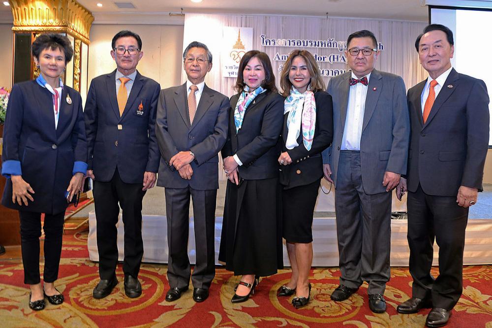 รุ่นแรก - พล.อ.ต.สันติ ศรีเสริมโภค เปิดโครงการฝึกอบรมหลักสูตร Health Ambassador(HA) รุ่นที่ 1 โดยมี ชวน หลีกภัย, วรวิทย์ เจนธนากุล, พล.อ.รศ.นพ.ปริญญา ทวีชัยการ, น.ท.พญ.อรวรรณ กิจเชวงกุล มาร่วมงานด้วย ที่ห้องพลอยไพลิน โรงแรมดิ เอมเมอรัลด์ วันก่อน.