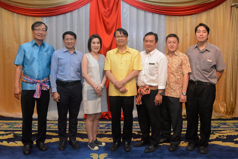 คุณหมอชื่นมื่น - รศ.นพ.ทวีชัย เตชะพงศ์วรชัย จัดงานเลี้ยงสังสรรค์ต้อนรับปีใหม่ 2562 พร้อมอวยพรวันเกิดให้แก่ รศ.นพ.สมศักดิ์ คุปต์นิรัติศัยกุล โดยมี ศ.นพ.อารี ตนาวลี, รศ.นพ.วัชระ วิไลรัตน์ และ รศ.นพ.ประวิทย์ กิติดำรงสุข มาร่วมงานด้วย ที่โรงแรมมณเฑียร สุรวงศ์ วันก่อน.