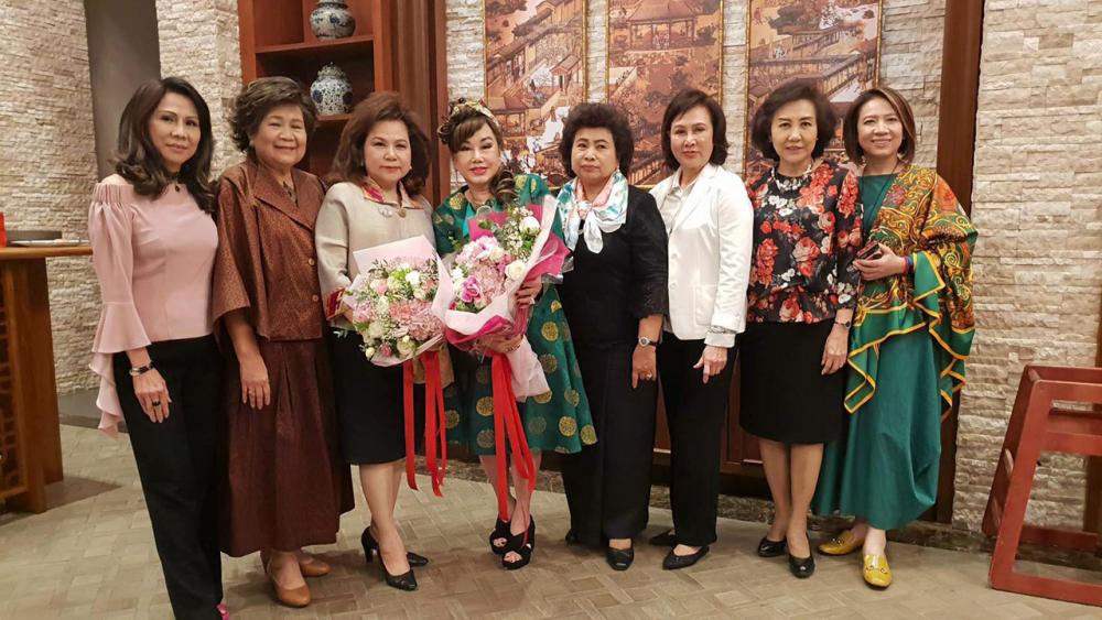 แฮปปี้เบิร์ธเดย์ - ดร.ฉวีรัตน์ เกษตรสุนทร จัดงานเลี้ยงฉลองวันเกิดให้ ดร.นุชนาถ วสุรัตน์ คนเก่ง โดยมี รศ.นรีวรรณ จินตกานนท์, พรทิวา นาคาศัย, วัลย์ณี ทวีแสงศิริ และ สุชาดา ล้อมทอง มาร่วมอวยพรท่ามกลางบรรยากาศของความชื่นมื่น ที่โพธาลัยเลเซอร์ วันก่อน.