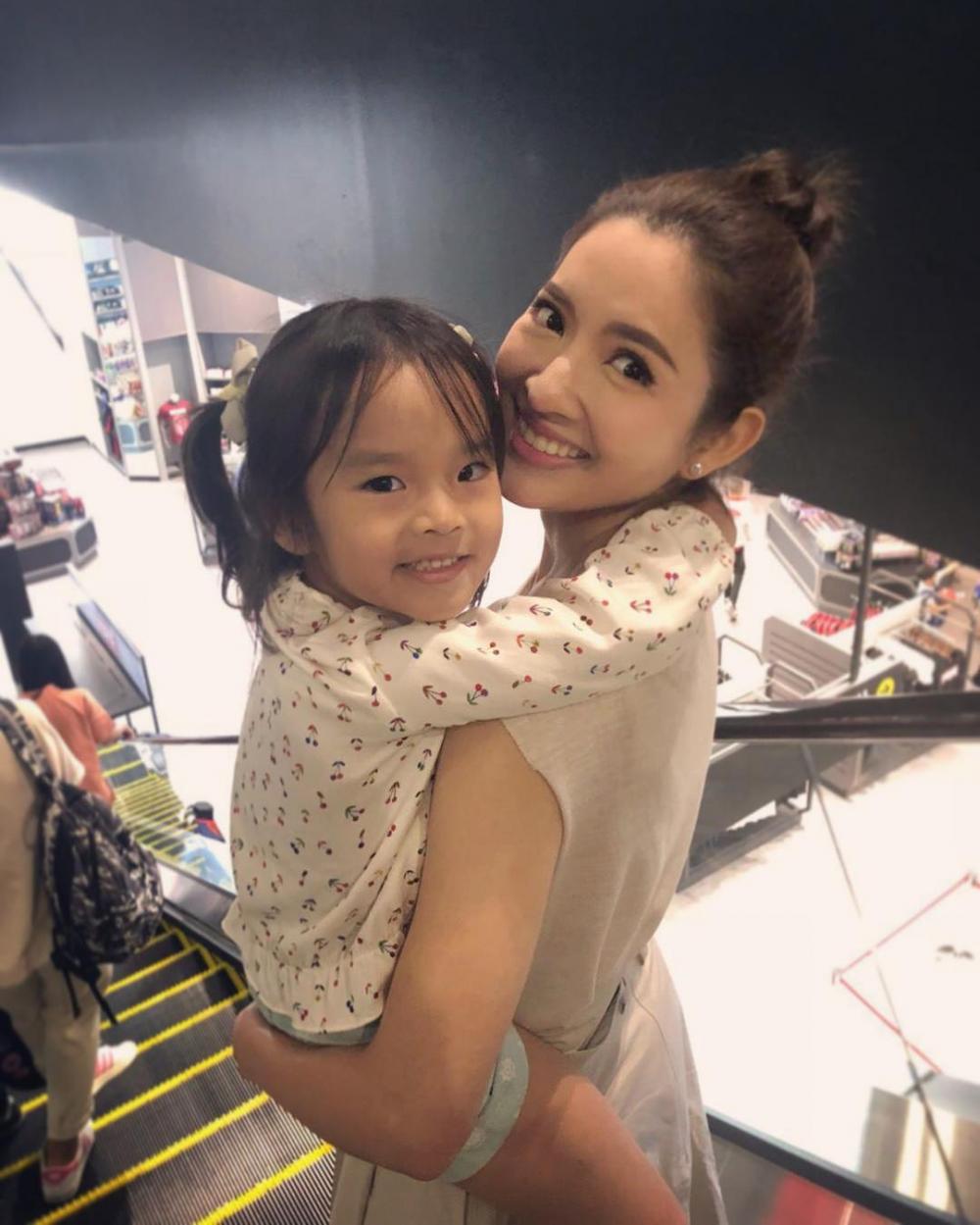 แอฟ ทักษอร และน้องปีใหม่ ขอบคุณภาพจากไอจี @aff_taksaorn