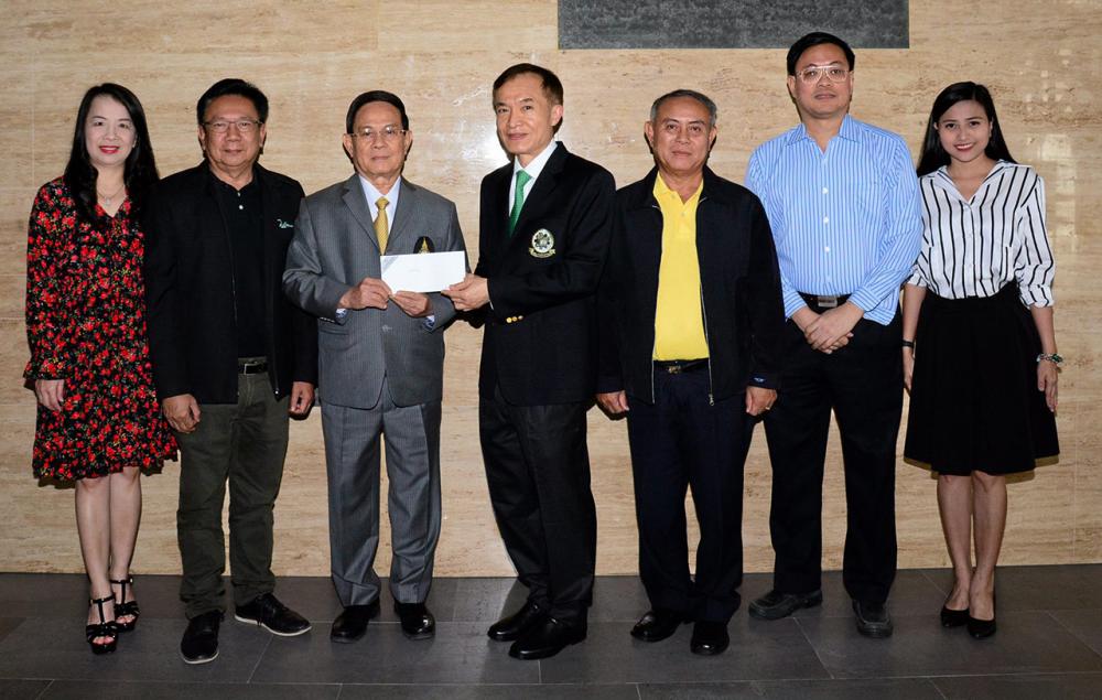 เพื่อการศึกษา - จรินทร์ รอดประเสริฐ มอบเงินจำนวน 100,000 บาท ให้แก่ สราวุธ วัชรพล เพื่อสมทบทุนมูลนิธิไทยรัฐ โดยมี อนันต์ รอดประเสริฐ, ดร.หฤษฎ์ รอดประเสริฐ, วิเชน โพชนุกูล, ไพลิน ศิริพัฒน์ และ ศศิธร แย้มศิลา มาร่วมงานด้วย ที่สนง.นสพ.ไทยรัฐ วันก่อน.