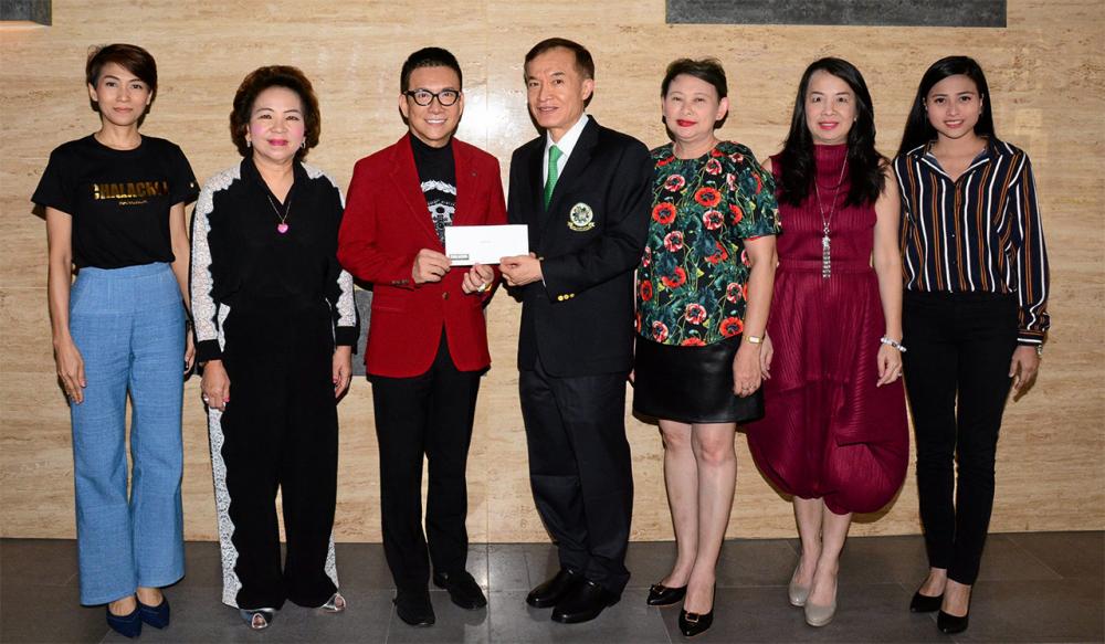 ใจบุญ - ดร.สมศักดิ์ ชลาชล ประธานกรรมการ บริษัทชลาชล มอบเงินจำนวน 100,000 บาท ให้แก่ สราวุธ วัชรพล เพื่อสมทบทุนมูลนิธิไทยรัฐ โดยมี วลีพร อิงค์ธเนศ, พิมพ์ใจ ดีวงศ์, พรพรรณ พจนพริ้ง และ ไพลิน ศิริพัฒน์ มาร่วมในพิธีด้วย ที่สำนักงาน นสพ.ไทยรัฐ วันก่อน.