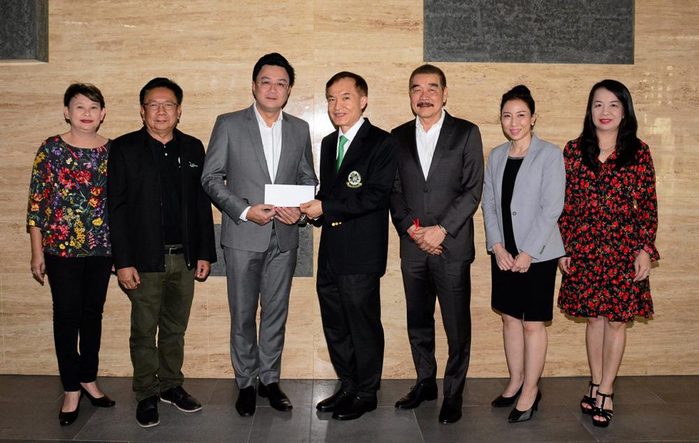 ให้มูลนิธิ - ณรงค์ศักดิ์ ทั่งทอง ซีอีโอบริษัทไฮโดรควิพ ควงภรรยา วรงรอง ทั่งทอง มามอบเงินจำนวน 100,000 บาท ให้แก่ สราวุธ วัชรพล เพื่อสมทบทุนมูลนิธิไทยรัฐ โดยมี ถิรชัย วุฒิธรรม, วิเชน โพชนุกูล และ พรพรรณ พจนพริ้ง มาร่วมในพิธีด้วย ที่สำนักงาน นสพ.ไทยรัฐ วันก่อน.