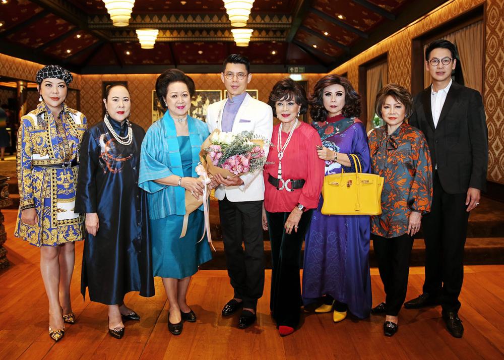 แฮปปี้เบิร์ธเดย์ - ท่านผู้หญิงภรณี มหานนท์, ม.ร.ว.สุพรรณกัลยา ทองใหญ่, ศศิวิมล ดารารัตนโรจน์, บัณพร เอี่ยมอมรพันธ์, ลี พึ่งบุญพระ และ นพ.ปรัชญ์ พึ่งเจษฎา มาร่วมอวยพร ในงานเลี้ยงฉลองวันเกิดของ วสวัตติ์ วัฒนาศิริสมบัติ ที่รร.แมนดาริน โอเรียนเต็ล วันก่อน.