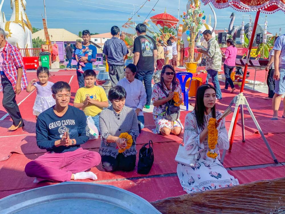 เวียร์-เบลล่า พร้อมด้วยคุณแม่ของเบลล่า ควงกันไปทำบุญ ขอบคุณภาพจากเพจ วัดพระยาสุเรนทร์ เขตคลองสามวา
