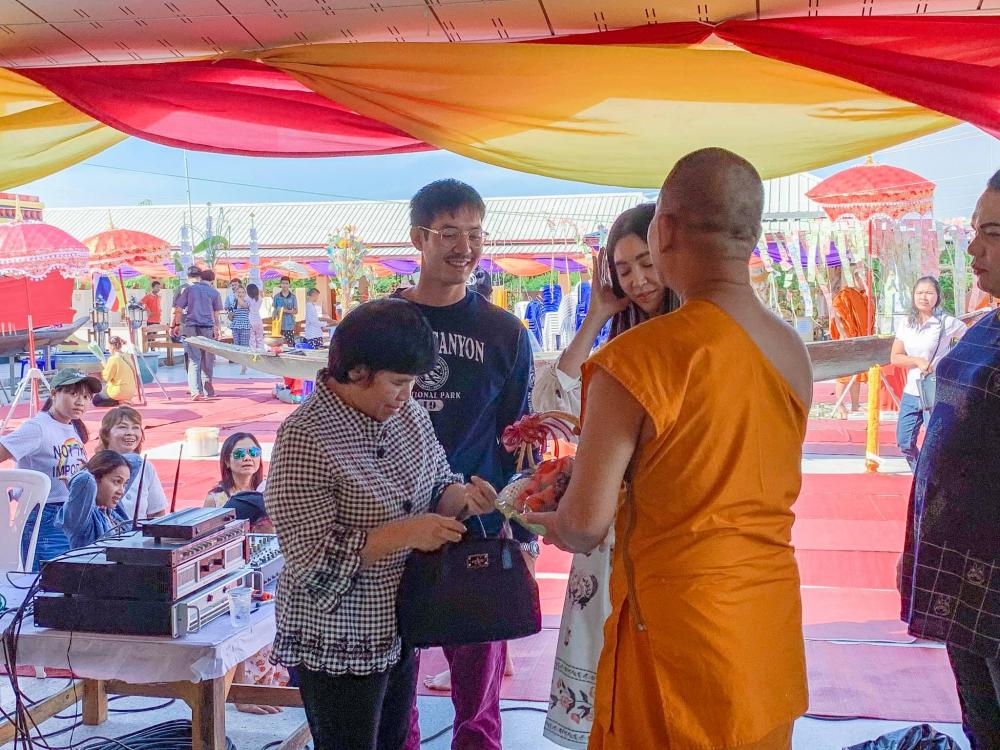 เวียร์-เบลล่า พร้อมด้วยคุณแม่ของเบลล่า ควงกันไปทำบุญ ขอบคุณภาพจากเพจ วัดพระยาสุเรนทร์ เขตคลองสามวา