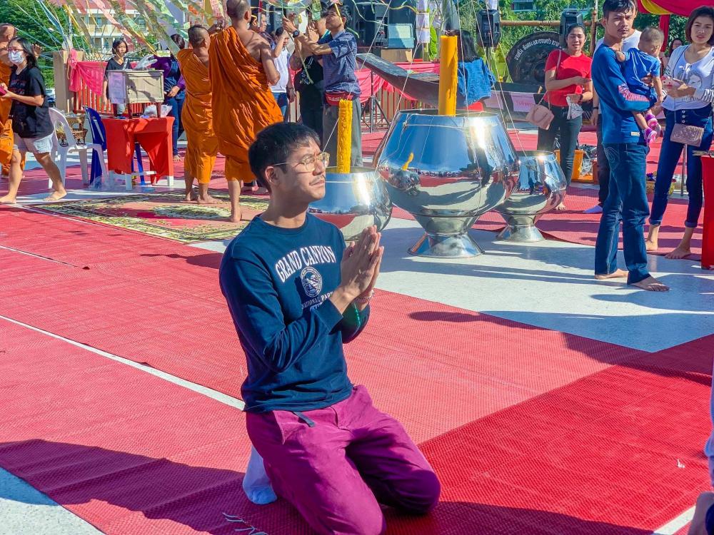 เวียร์-เบลล่า พร้อมด้วยคุณแม่ของเบลล่า ควงกันไปทำบุญ ขอบคุณภาพจากเพจ วัดพระยาสุเรนทร์ เขตคลองสามวา