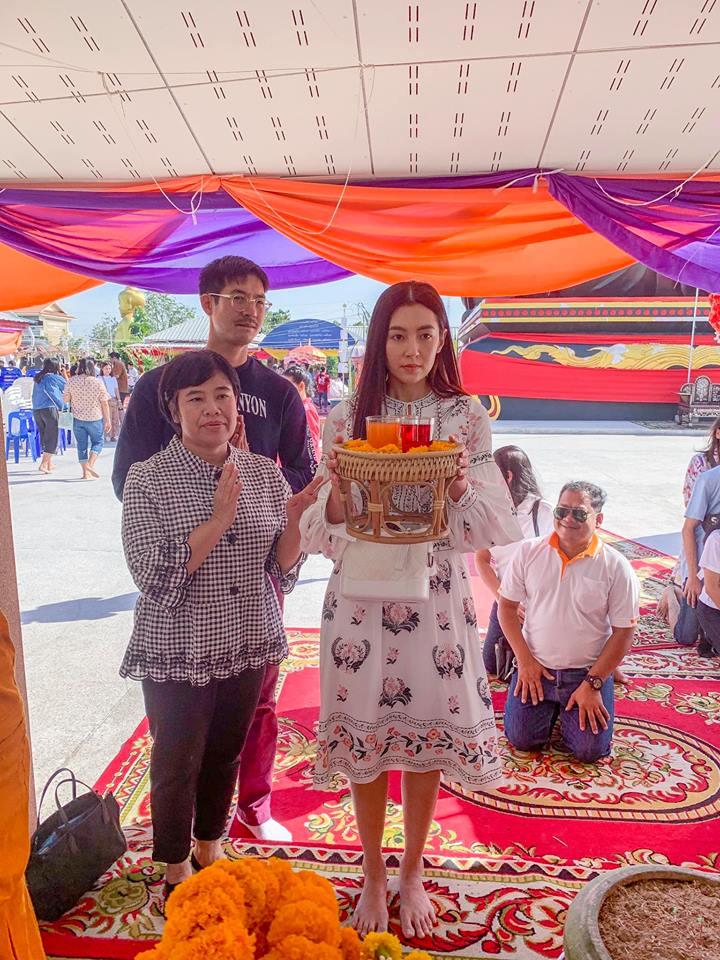 เวียร์-เบลล่า พร้อมด้วยคุณแม่ของเบลล่า ควงกันไปทำบุญ ขอบคุณภาพจากเพจ วัดพระยาสุเรนทร์ เขตคลองสามวา