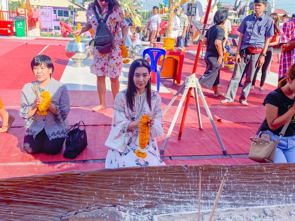 เวียร์-เบลล่า พร้อมด้วยคุณแม่ของเบลล่า ควงกันไปทำบุญ ขอบคุณภาพจากเพจ วัดพระยาสุเรนทร์ เขตคลองสามวา