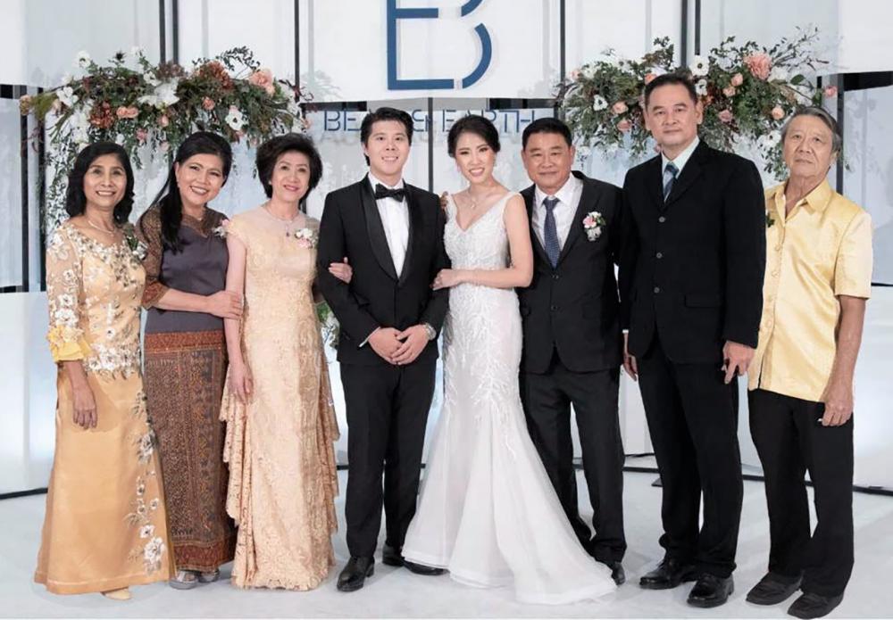 วันวิวาห์ - สุพินท์ มีชูชีพ เป็นประธานในงานวิวาห์ระหว่าง ชัชมา บุตรี ต่อชัย–อุไร มีชูชีพ กับ วิฆเนศ ตติยารัตน์ บุตร ประสพโชค ตติยารัตน์–สุพัตรา กรเพ็ชร ท่ามกลางบรรยากาศของความปลื้มปีติจากผู้มาร่วมอวยพร ที่แกรนด์ซ้ง ถนนกัลปพฤกษ์ บางขุนเทียน วันก่อน.