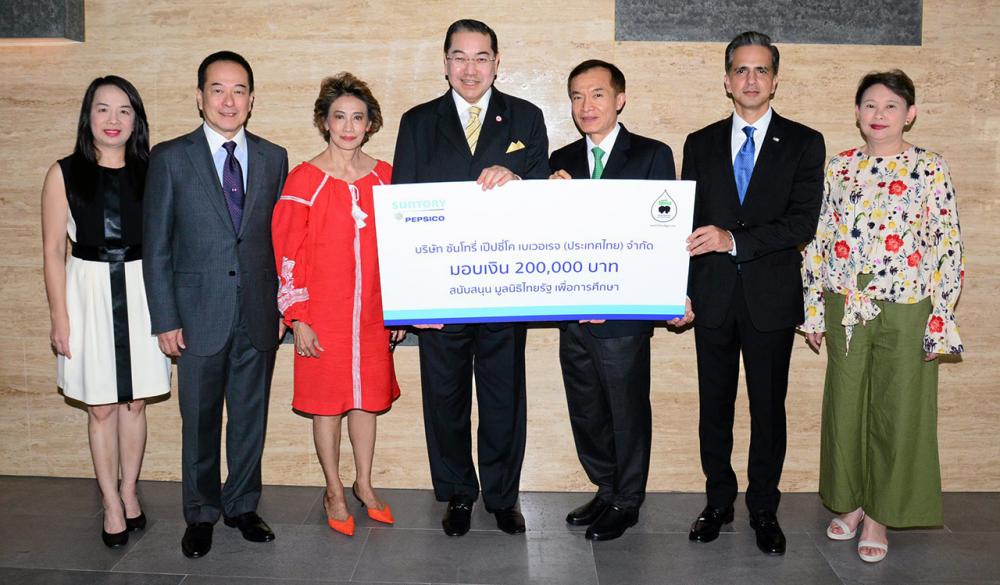 เพื่อการศึกษา - ศ.ดร.สุรเกียรติ์ เสถียรไทย ปธ.บริษัทเป๊ปซี่-โคล่า เทรดดิ้ง มอบเงินจำนวน 200,000 บาท ในนาม บ.ซันโทรี่ เป๊ปซี่โค เบเวอเรจ ให้แก่ สราวุธ วัชรพล เพื่อสมทบทุนมูลนิธิไทยรัฐ โดยมี โอเมอร์ มาลิค และ จรณชัย ศัลยพงษ์ มาร่วมในพิธีด้วย ที่ สนง.นสพ.ไทยรัฐ วันก่อน.