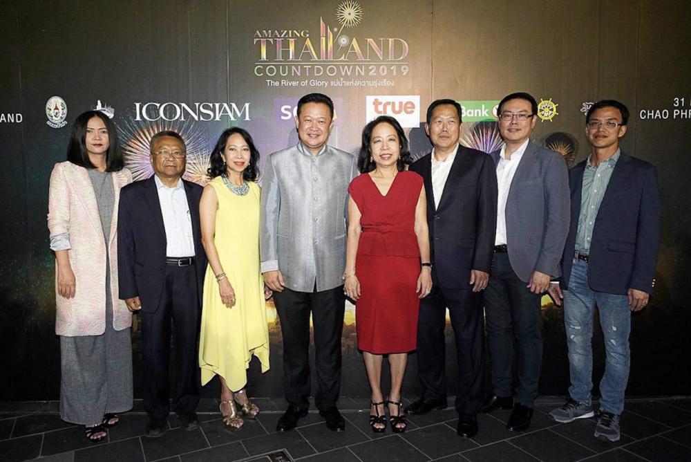 สุดยอด - ยุทธศักดิ์ สุภสร และ พาสินี ลิ่มอติบูลย์ เปิดงาน ส่งท้ายปีเก่าต้อนรับปีใหม่ Amazing Thailand Countdown 2019 ตื่นตาตื่นใจกับการแสดงพลุ-ศิลปะโขน-คอนเสิร์ต โดยมี เกตุวลี นภาศัพท์, สมศักดิ์ ห่มม่วง และ วีรวัฒน์ ปัณฑวังกูร มาร่วมงานด้วย ที่ไอคอนสยาม วันก่อน.