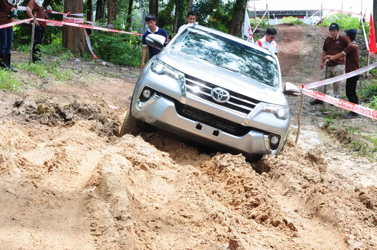 เคล็ดไม่ลับวิธีขับออฟโรดในรถขับเคลื่อน 4 ล้อ