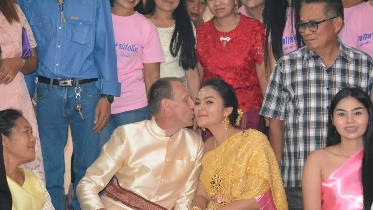คบกันมา 10 ปี รักสุกงอม หนุ่มสวิส หอบสินสอดทองหมั้น แต่งสาวประเภท 2