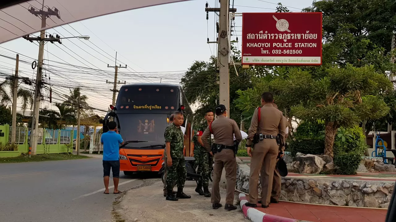 จ่านิวและพวก อดไปอุทยานราชภักดิ์ โดน ตร.สกัดให้นั่งแกร่วที่ สภ.เขาย้อย