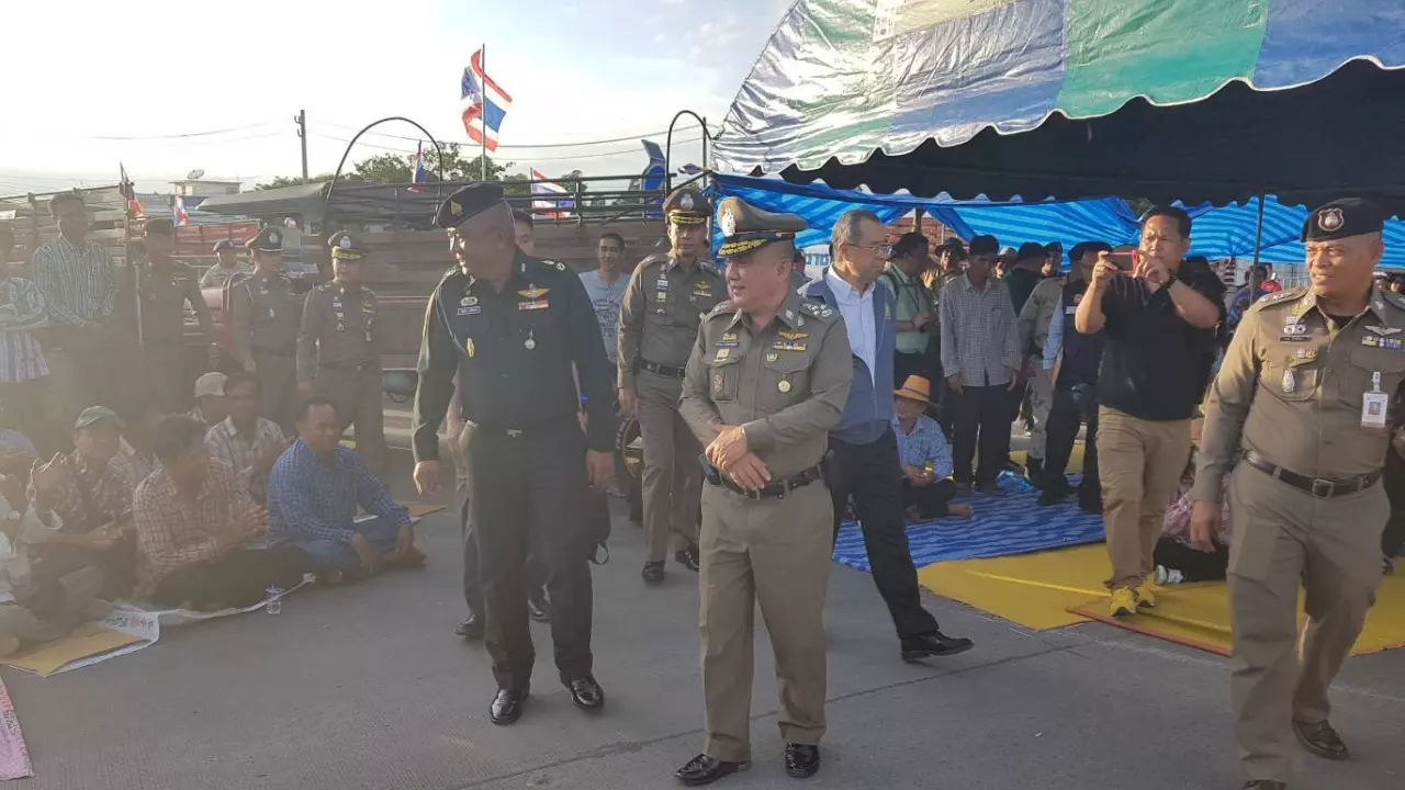 ศรีวราห์ถกแกนนำ จะทบทวนใบอนุญาตตั้งโรงไฟฟ้า ขอชาวบ้านเปิดแยกหนองบัว