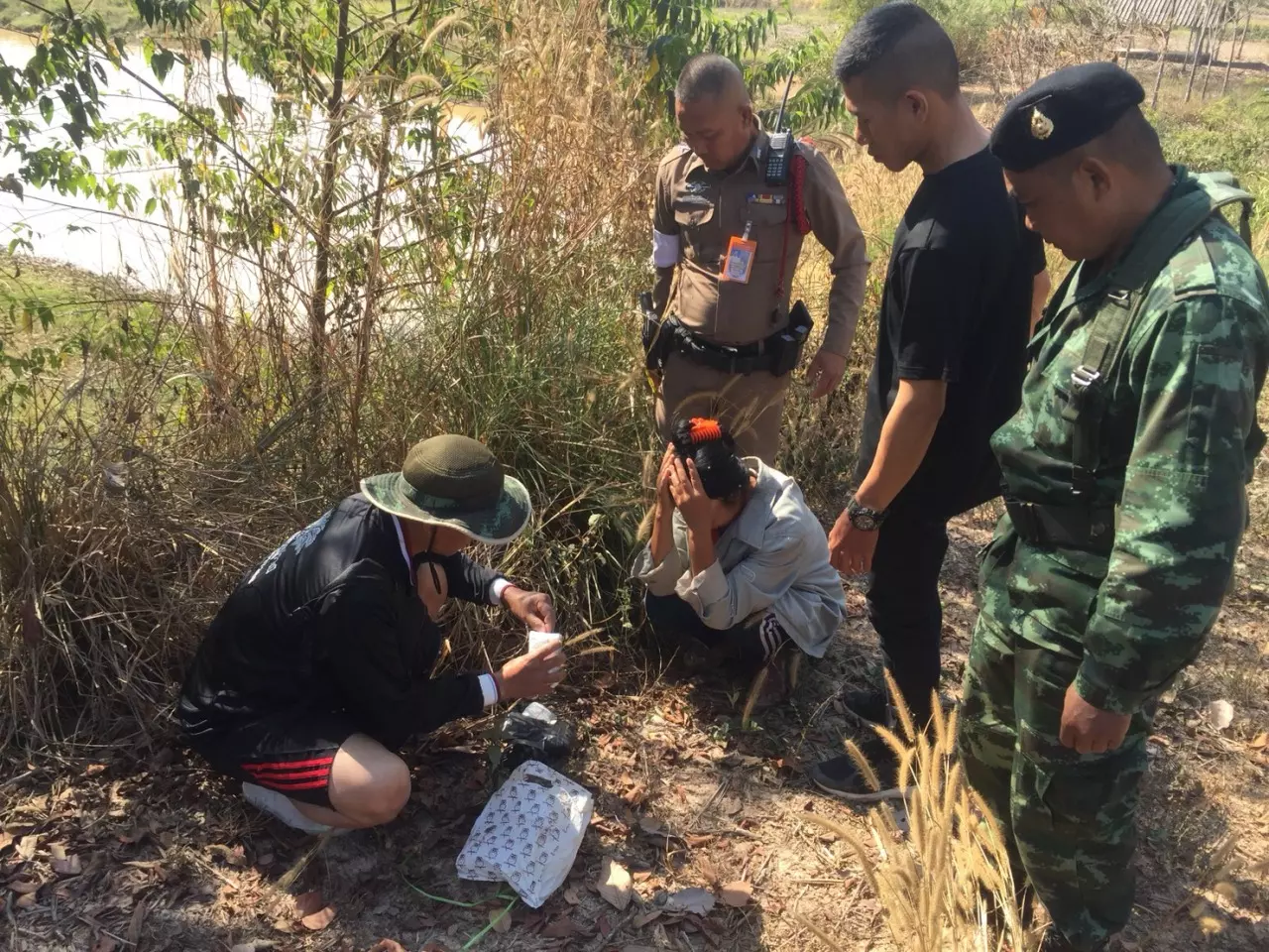 ตร.ทหารบึงกาฬ จับสาวใหญ่ รับจ้างส่งยาบ้า ซุกตามหลักกิโลฯ