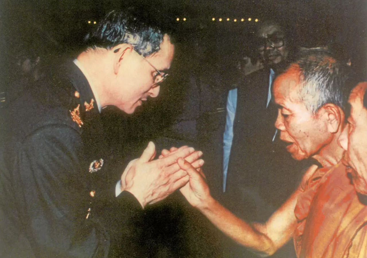 อาลัย “หลวงพ่อคูณ” ปราชญ์แห่งที่ราบสูง : ปลื้มปีติรับเสด็จล้นเกล้าฯ 2 พระองค์