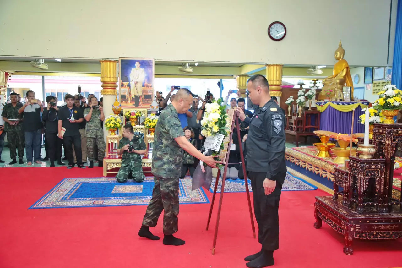 มทภ.4 พร้อมชาวไทยพุทธร่วมสรงน้ำศพพระที่ถูกโจรใต้ลอบยิงถึงวัด