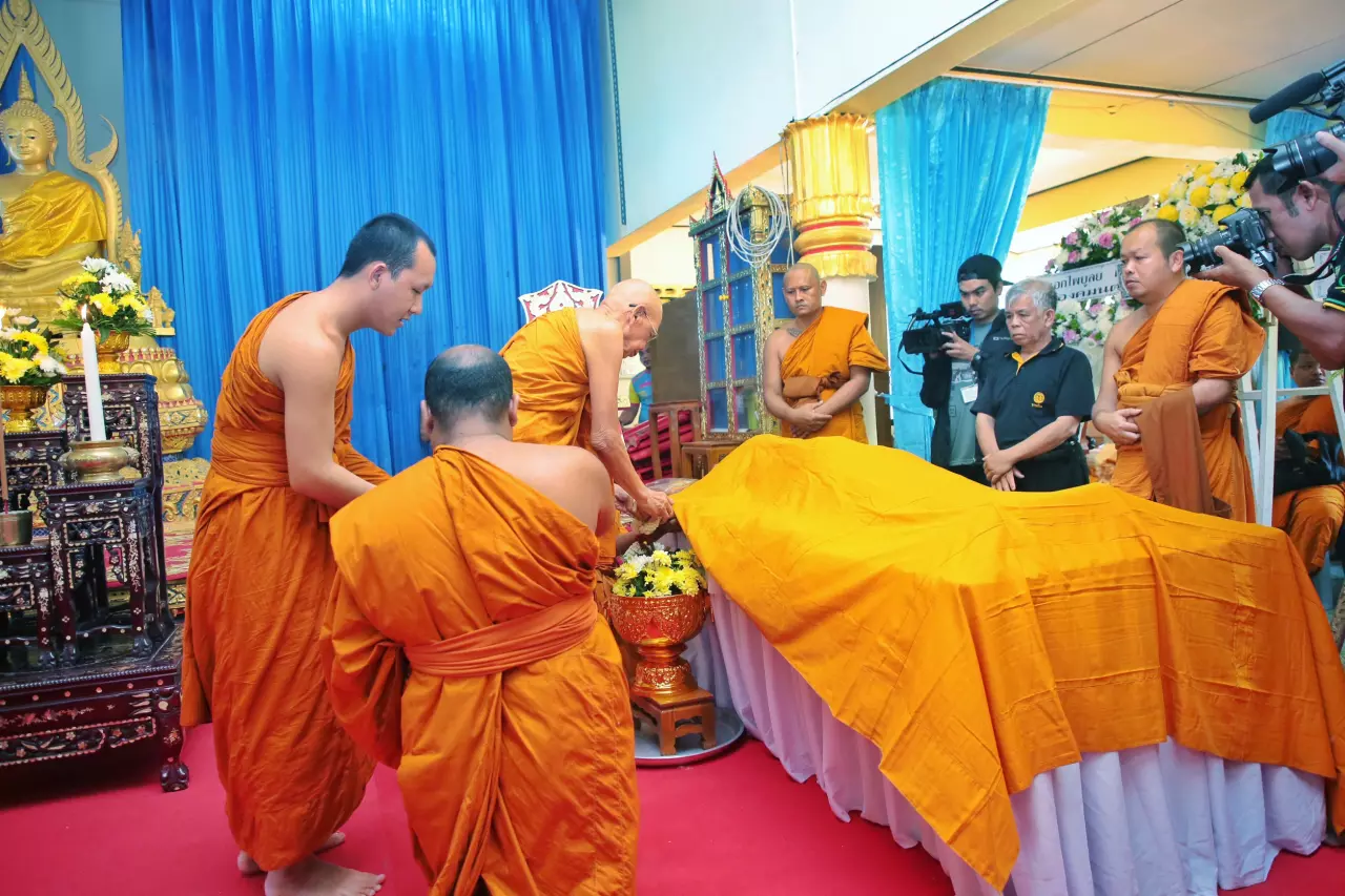 มทภ.4 พร้อมชาวไทยพุทธร่วมสรงน้ำศพพระที่ถูกโจรใต้ลอบยิงถึงวัด
