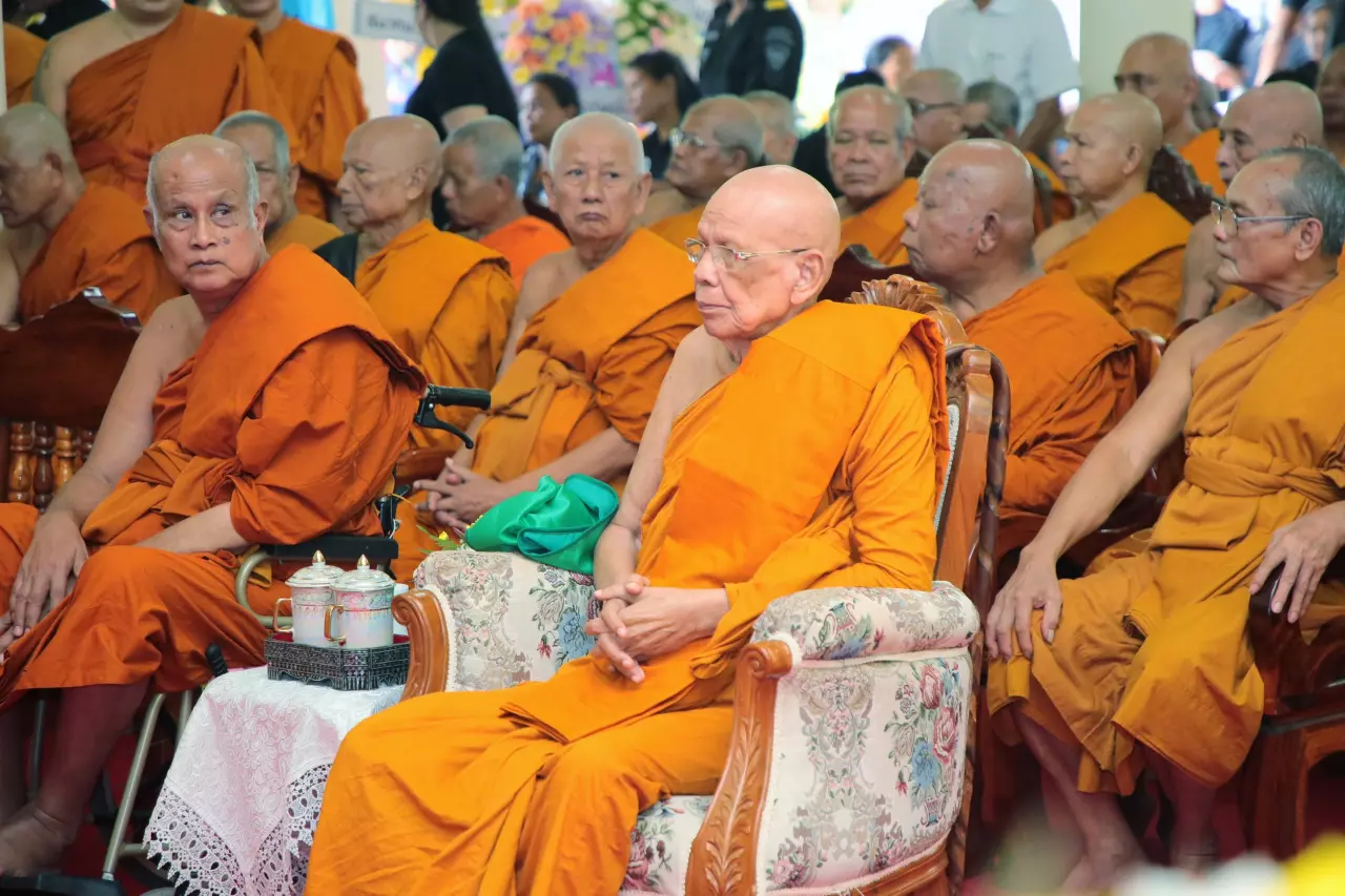 มทภ.4 พร้อมชาวไทยพุทธร่วมสรงน้ำศพพระที่ถูกโจรใต้ลอบยิงถึงวัด