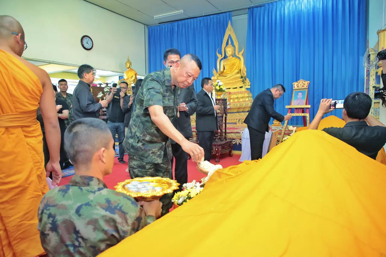 มทภ.4 พร้อมชาวไทยพุทธร่วมสรงน้ำศพพระที่ถูกโจรใต้ลอบยิงถึงวัด