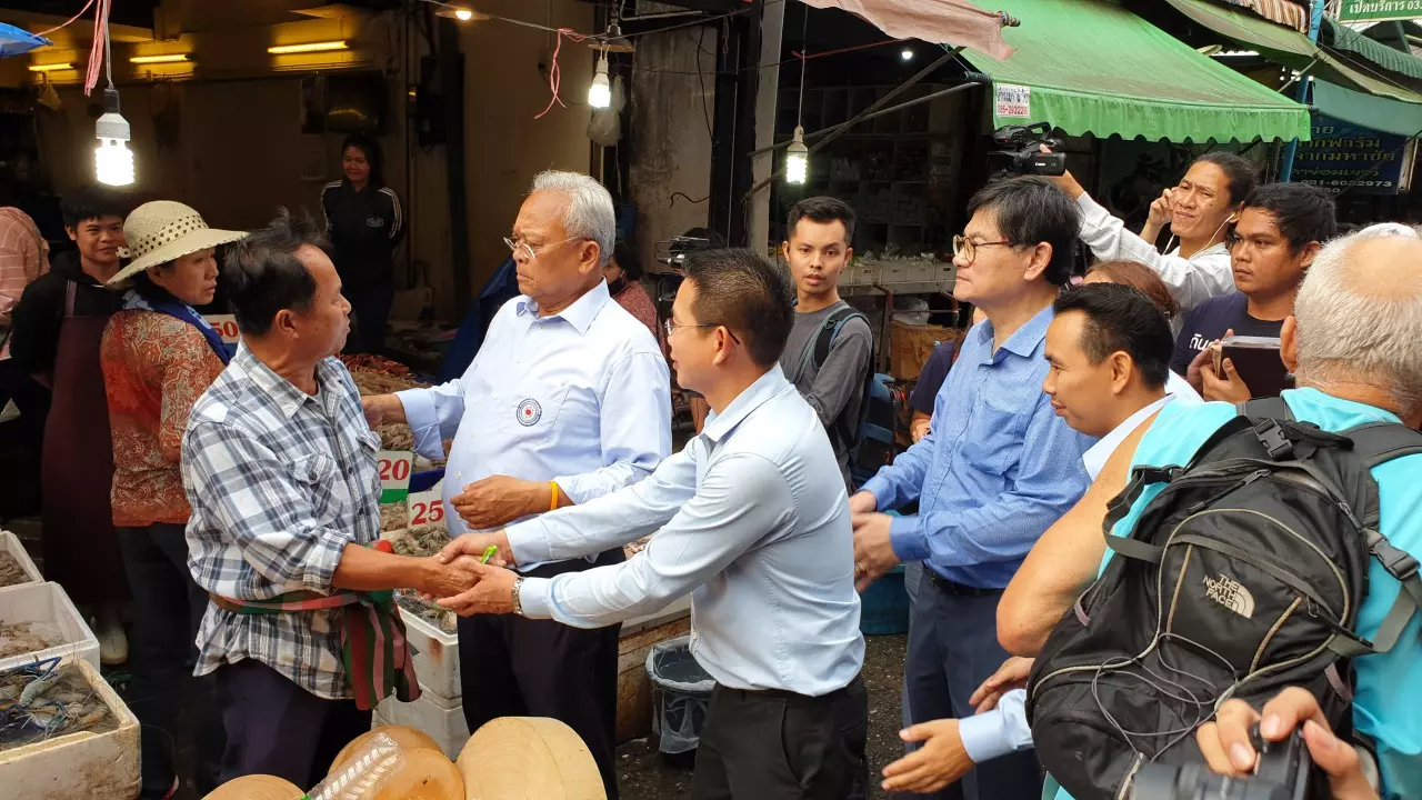 สุเทพบุกถิ่นเสื้อแดงเชียงใหม่ เดินคารวะแผ่นดิน เจอคนหน้าบึ้งไม่คุยด้วย