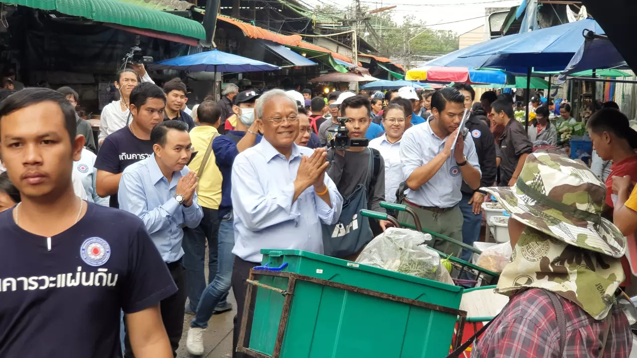 สุเทพบุกถิ่นเสื้อแดงเชียงใหม่ เดินคารวะแผ่นดิน เจอคนหน้าบึ้งไม่คุยด้วย