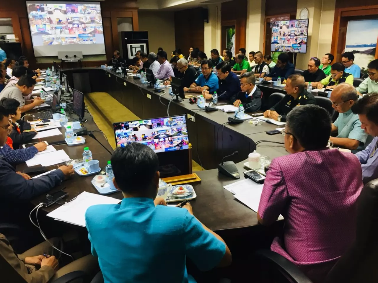 ผวจ.สุราษฎร์ธานี วิดีโอคอนเฟอเรนซ์ด่วนกับ มท.1 รับมือพายุปาบึก