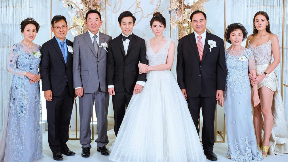 คู่รักคู่สวีท - พงษ์ศักดิ์ รักตพงศ์ไพศาล และ กลินท์ สารสิน เป็นประธานในงานวิวาห์ระหว่าง ชาลิสา บุตรี ชไมพร เทียนโพธิ์สุวรรณ์ กับ ณัฐพล บุตร นภฤชา–วรวิทย์ โพธิสุข โดยมี เจนี่ อัลภาชน์ ณ ป้อมเพชร มาร่วมงานด้วย ที่โรงแรมแมนดาริน โอเรียนเต็ล วันก่อน.